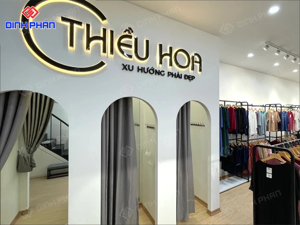 Bảng hiệu cửa hàng thời trang Thiều Hoa tại Buôn Ma Thuột