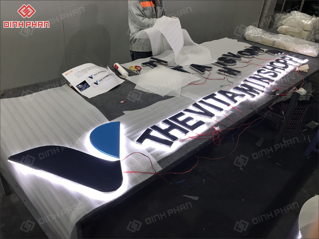 Bảng hiệu logo và bộ chữ inox thương hiệu và chân đèn LED tại Buôn Ma Thuột