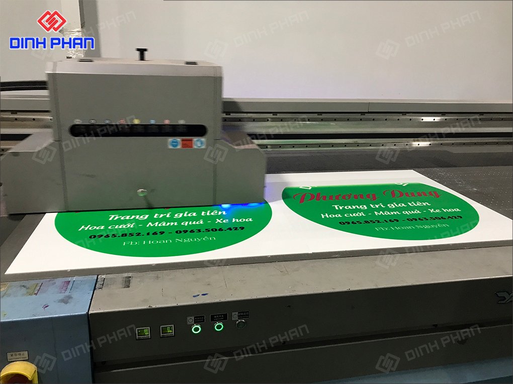 In UV bảng hiệu trên mica