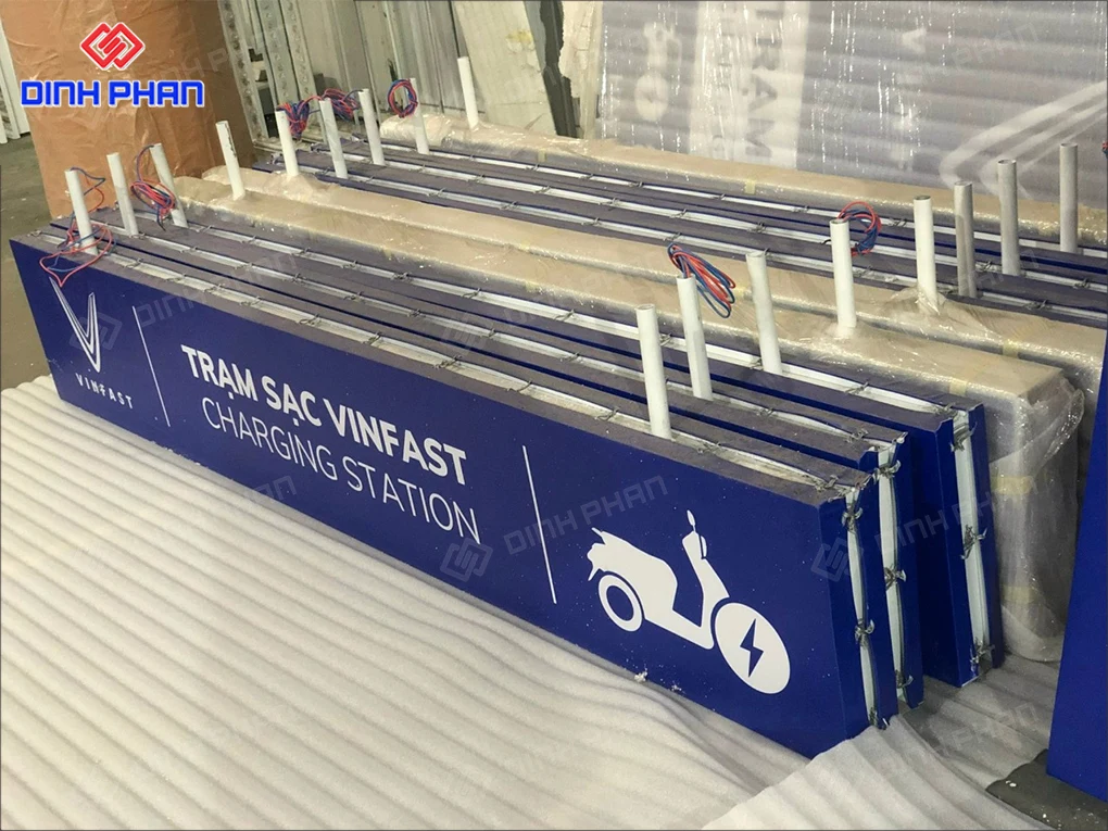 Làm bảng hiệu hộp đèn giá rẻ BMT
