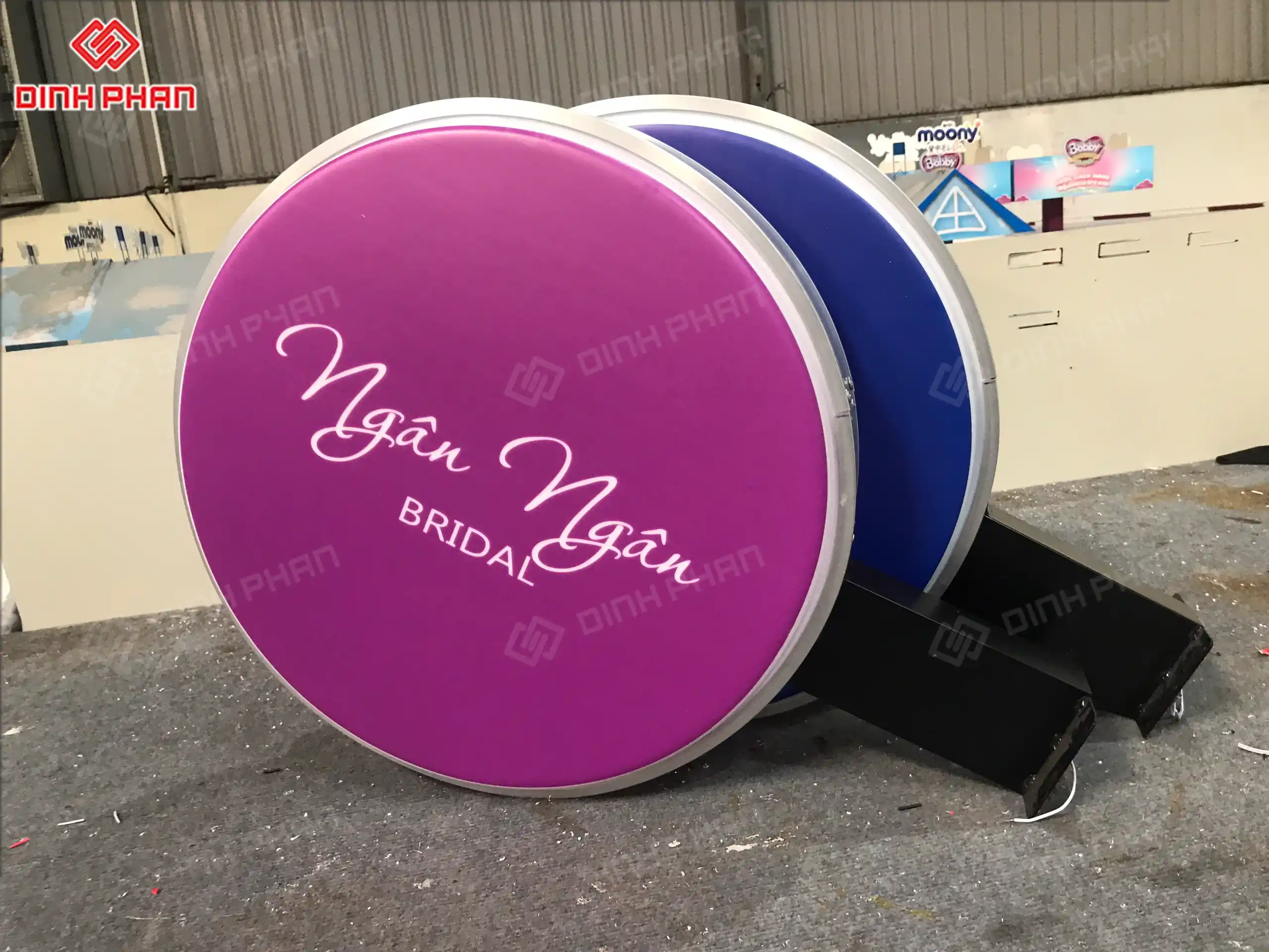 Làm bảng hiệu hộp đèn giá rẻ BMT