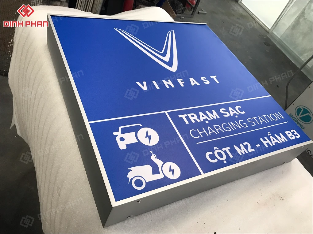 Làm bảng hiệu hộp đèn giá rẻ BMT