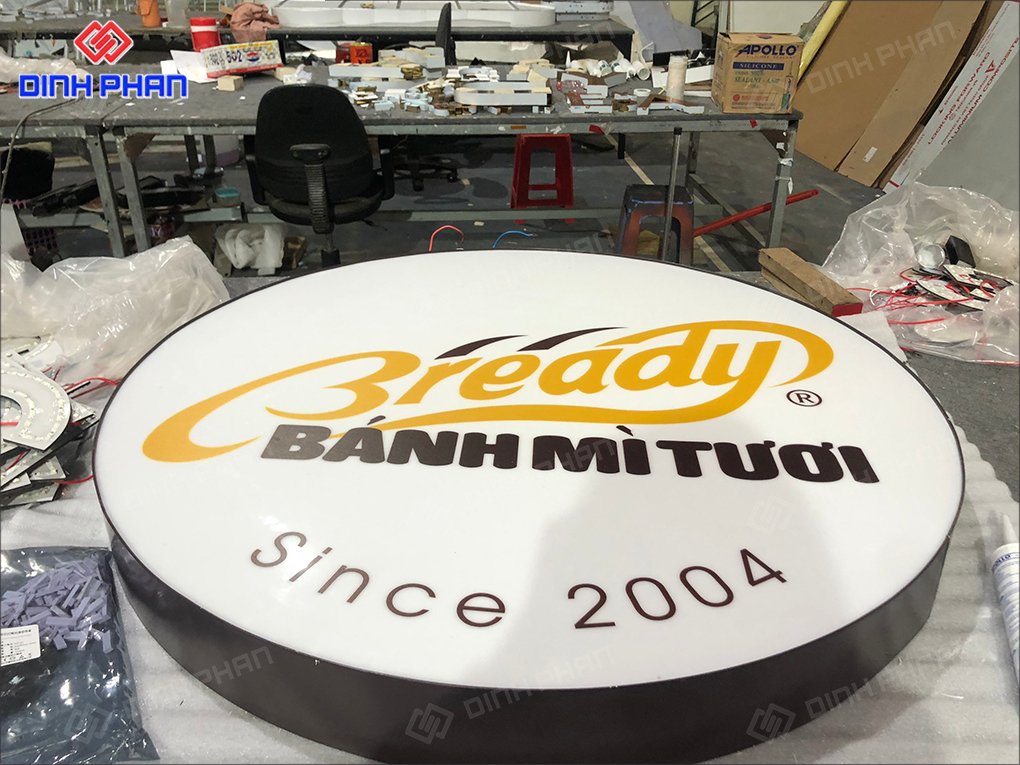 Bảng hiệu hộp đèn in UV mica