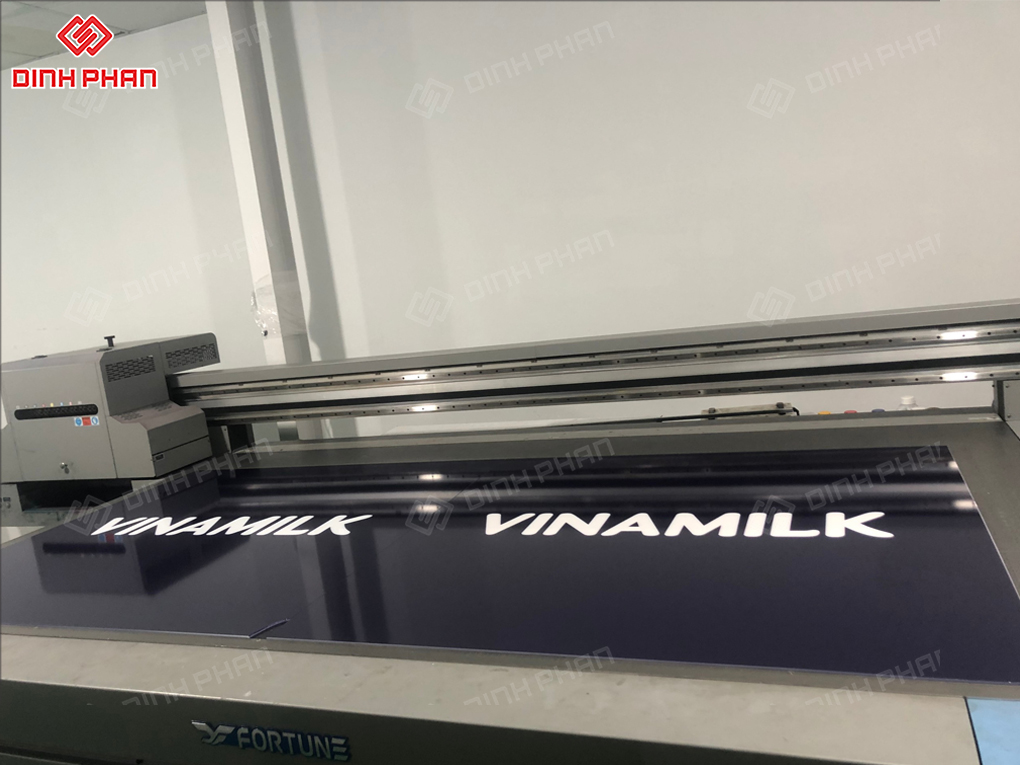 In UV phẳng Gia Lai hiện đại, sắc nét cho ấn phẩm, quảng cáo In bảng hiệu Vinamilk mica