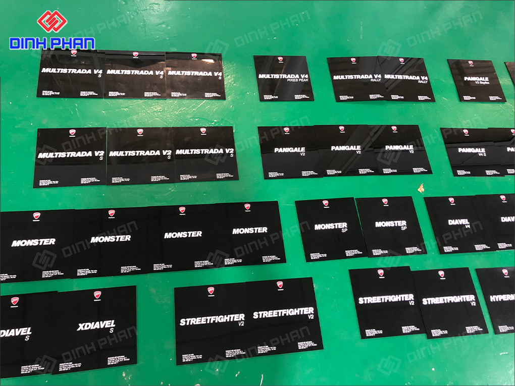 In UV phẳng Gia Lai hiện đại, sắc nét cho ấn phẩm, quảng cáo Bảng tên phòng ban