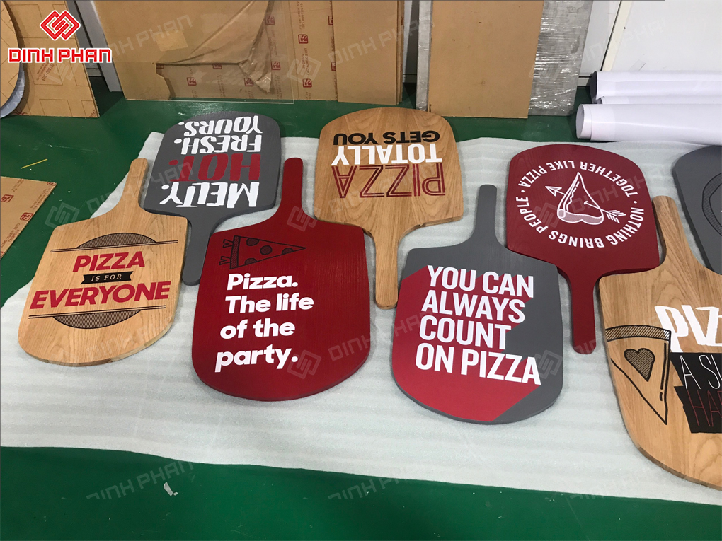 In UV phẳng Lâm Đồng hiện đại, đa dạng với nhiều vật liệu Đồ trang trí trong quán pizza