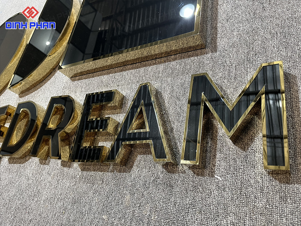 Chữ hông inox vàng mặt mica đen 