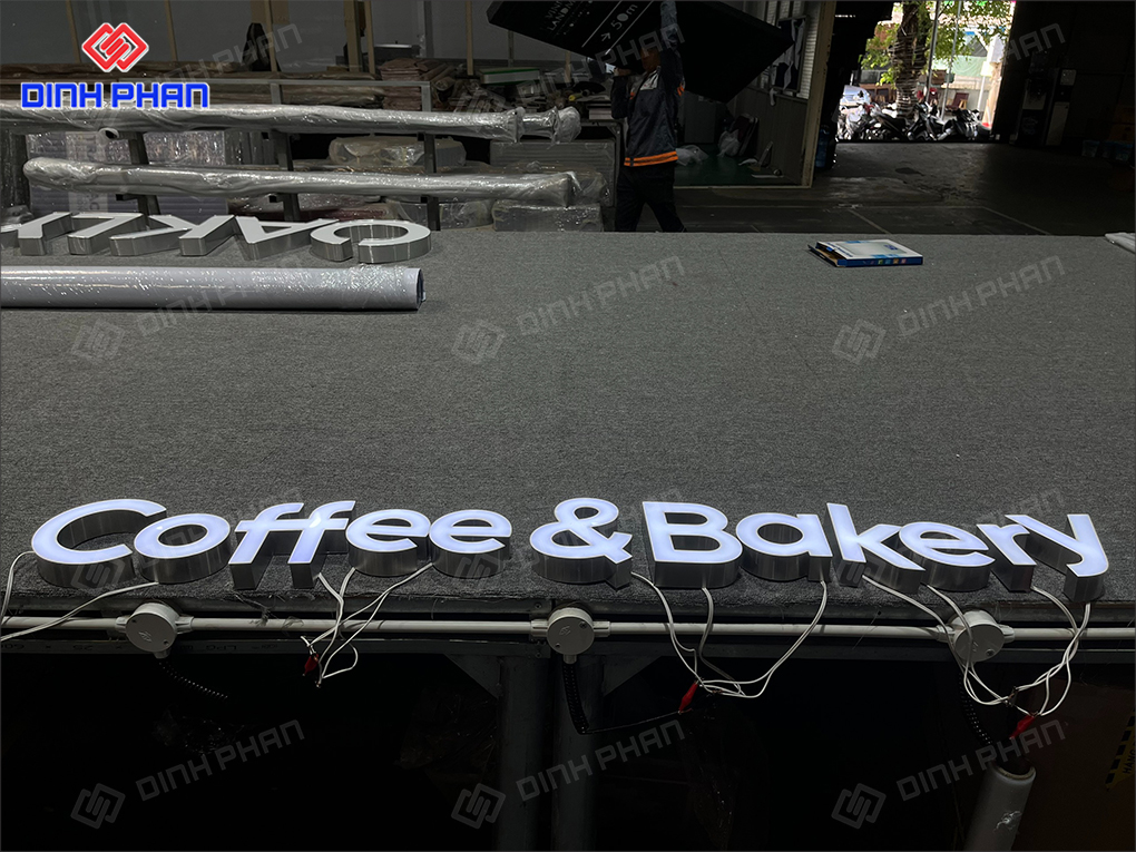 Gia công chữ nhôm Khánh Hòa bền đẹp, giá tốt Bảng hiệu quán cà phê và bánh ngọt