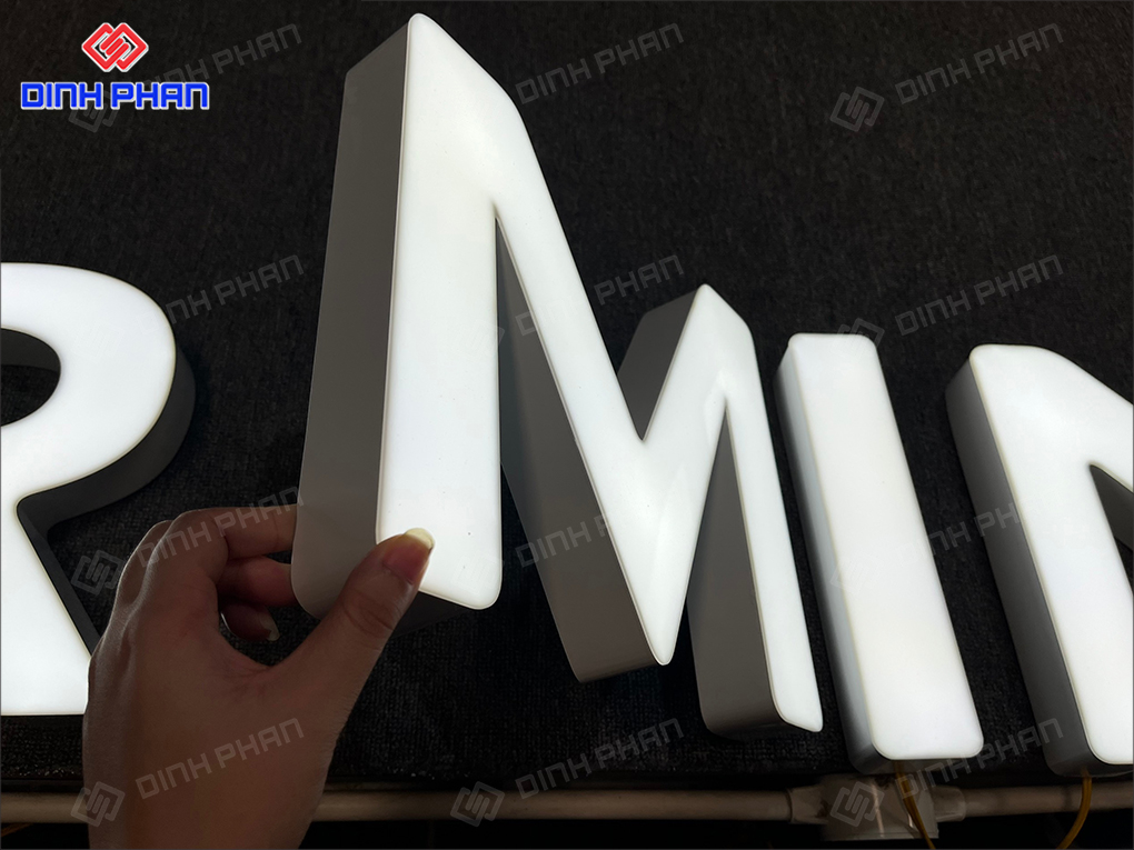 Chữ nhôm mặt mica sáng đèn