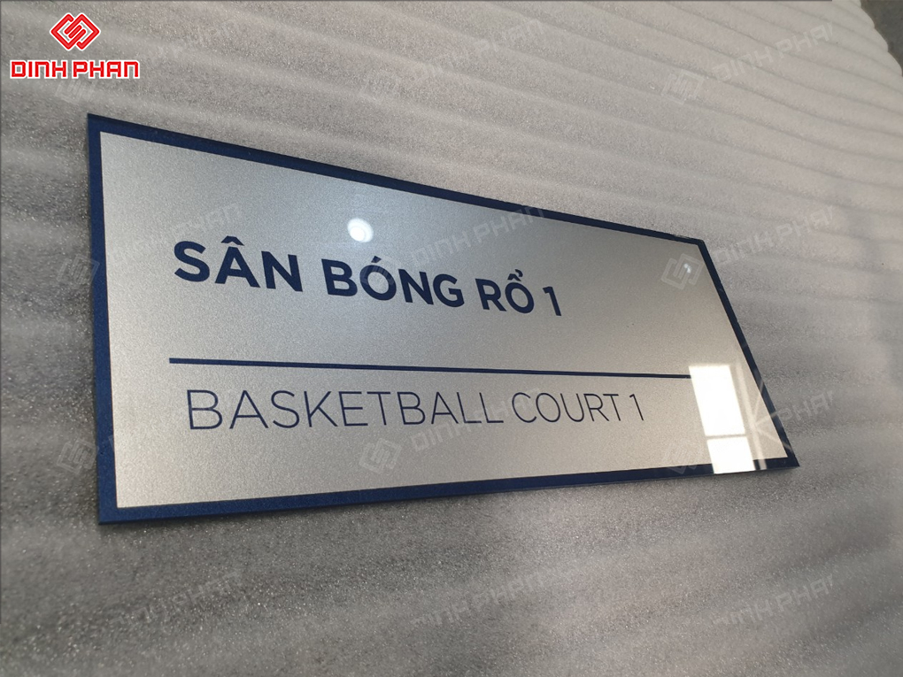 In UV alu Đắk Nông sắt nét, chất lượng cao Bảng tên in UV alu phủ bóng