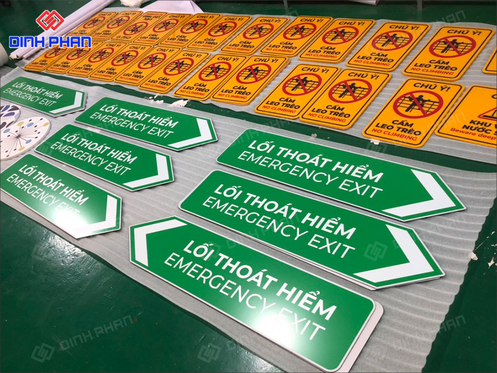 In UV phẳng Khánh Hòa sắc nét, hiện đại Bảng biển trong trung tâm thương mại