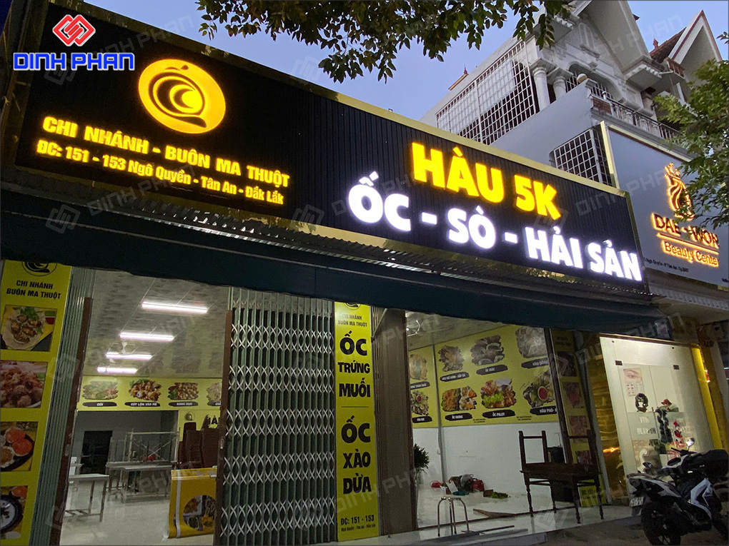 Bảng hiệu quán ăn