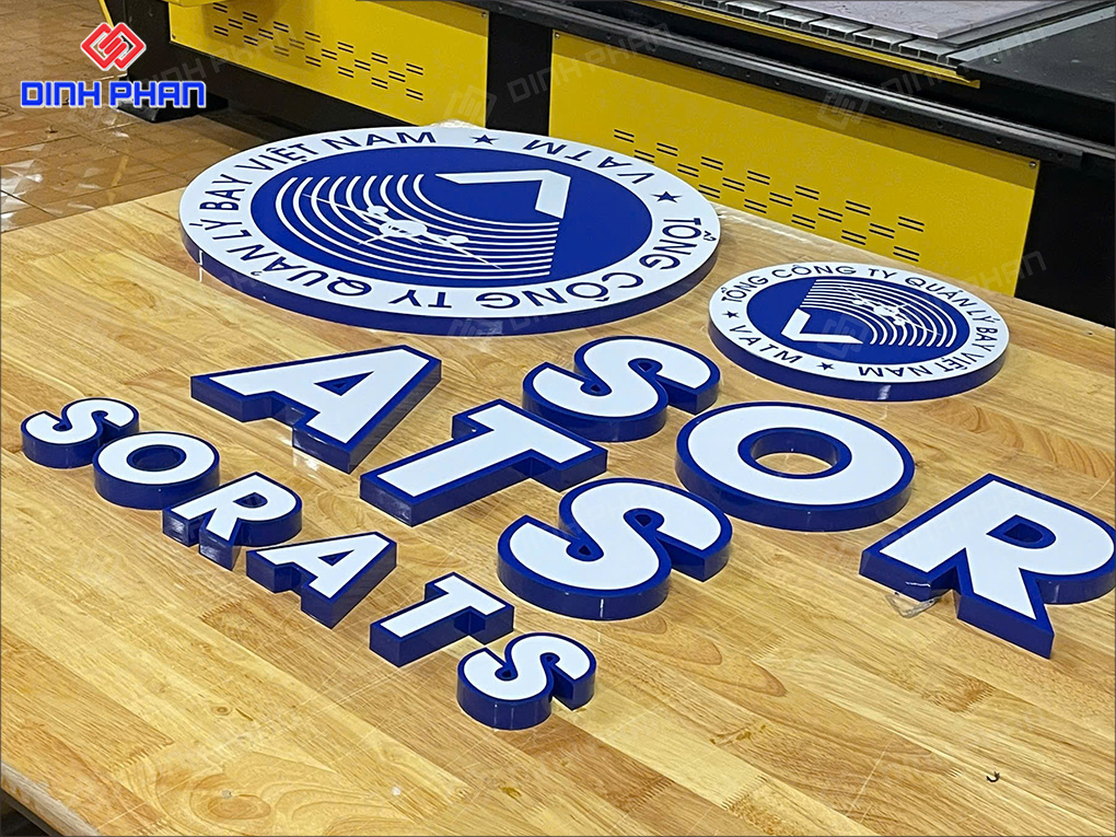 Bảng hiệu công ty bay 