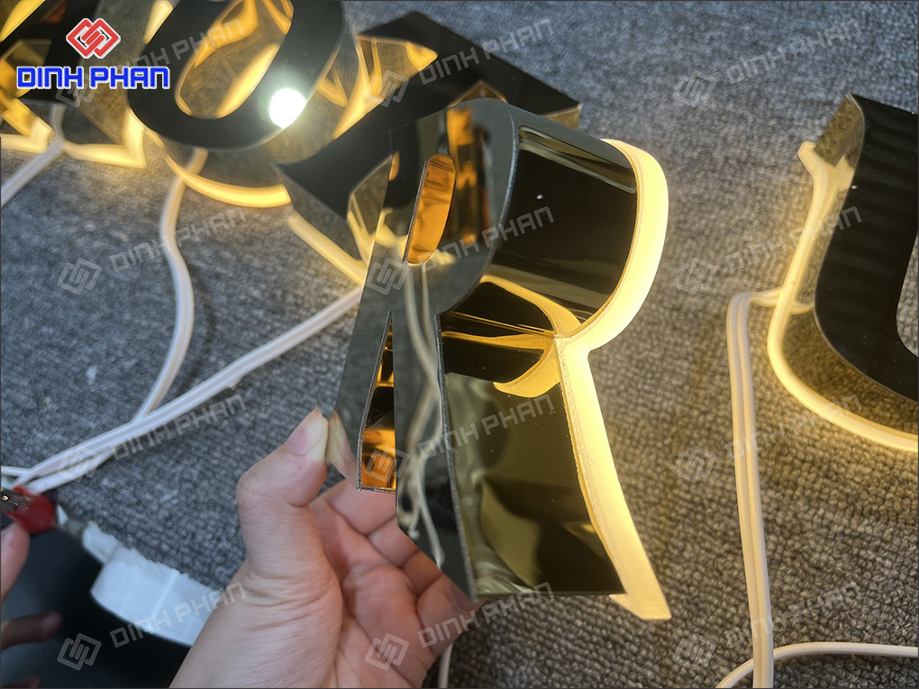 Làm chữ inox Lâm Đồng hiện đại, sang trọng Chữ inox vàng gương đế mica sáng đèn