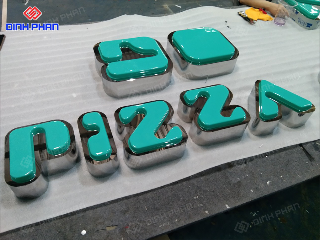 Làm chữ inox Lâm Đồng hiện đại, sang trọng Bảng hiệu tiệm bánh pizza