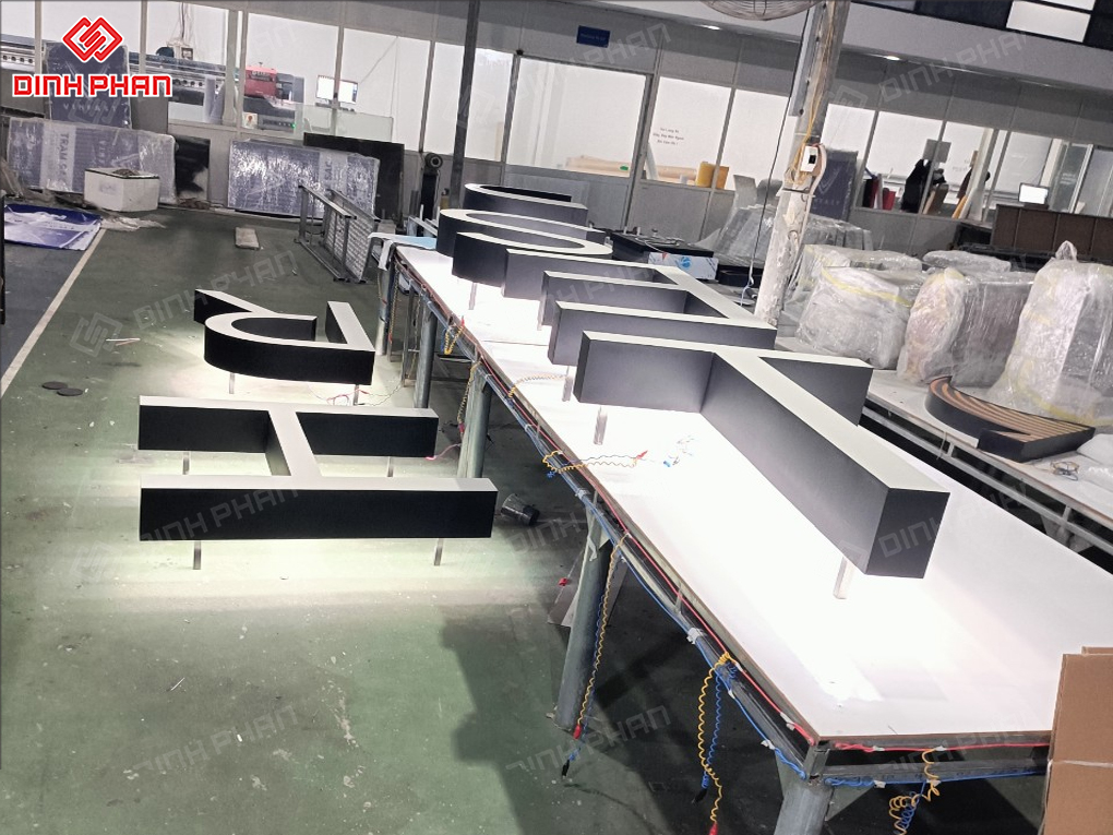 Bộ chữ nhôm trong quá trình gia công 