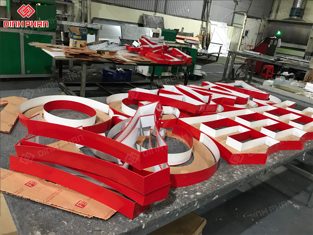 Bộ chữ nhôm trong quá trình gia công 