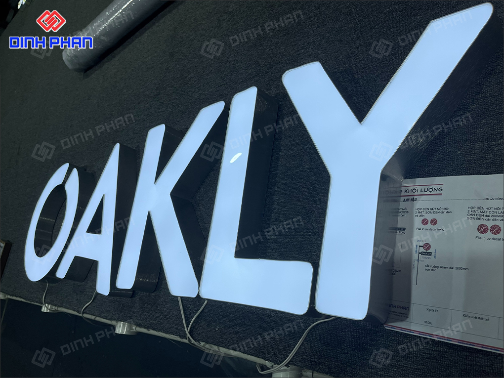 Bảng hiệu chữ nhôm mặt mica sáng đèn