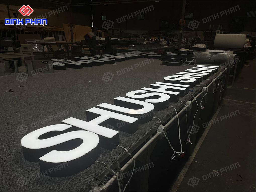 Bảng hiệu chữ nhôm mặt mica 