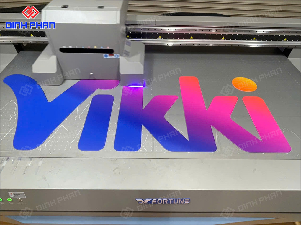 Mặt chữ nổi mica in UV 
