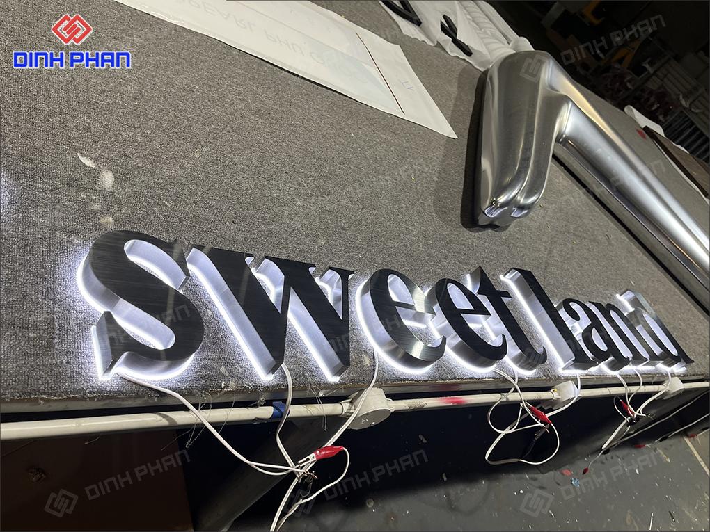 Bảng hiệu chữ inox xước sáng chân 