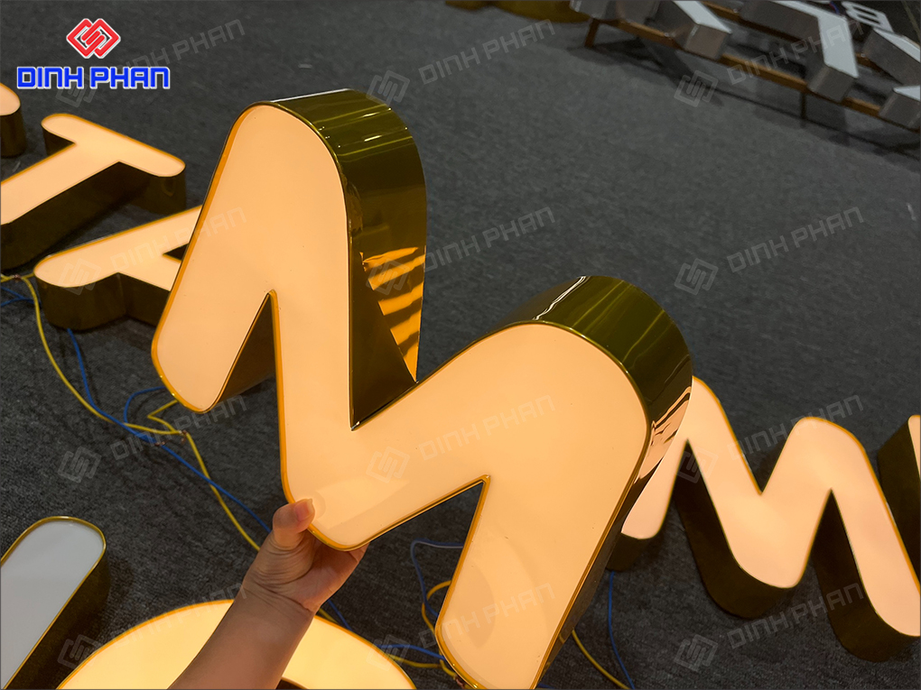 Chữ hông nhôm mặt mica sáng đèn
