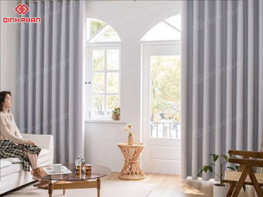 Rèm cửa phòng khách BMT: Giải pháp thẩm mỹ & chống nắng